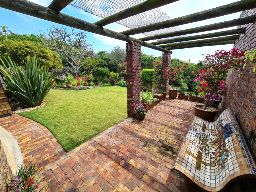 4 Bedroom Property for Sale in Wavecrest Eastern Cape